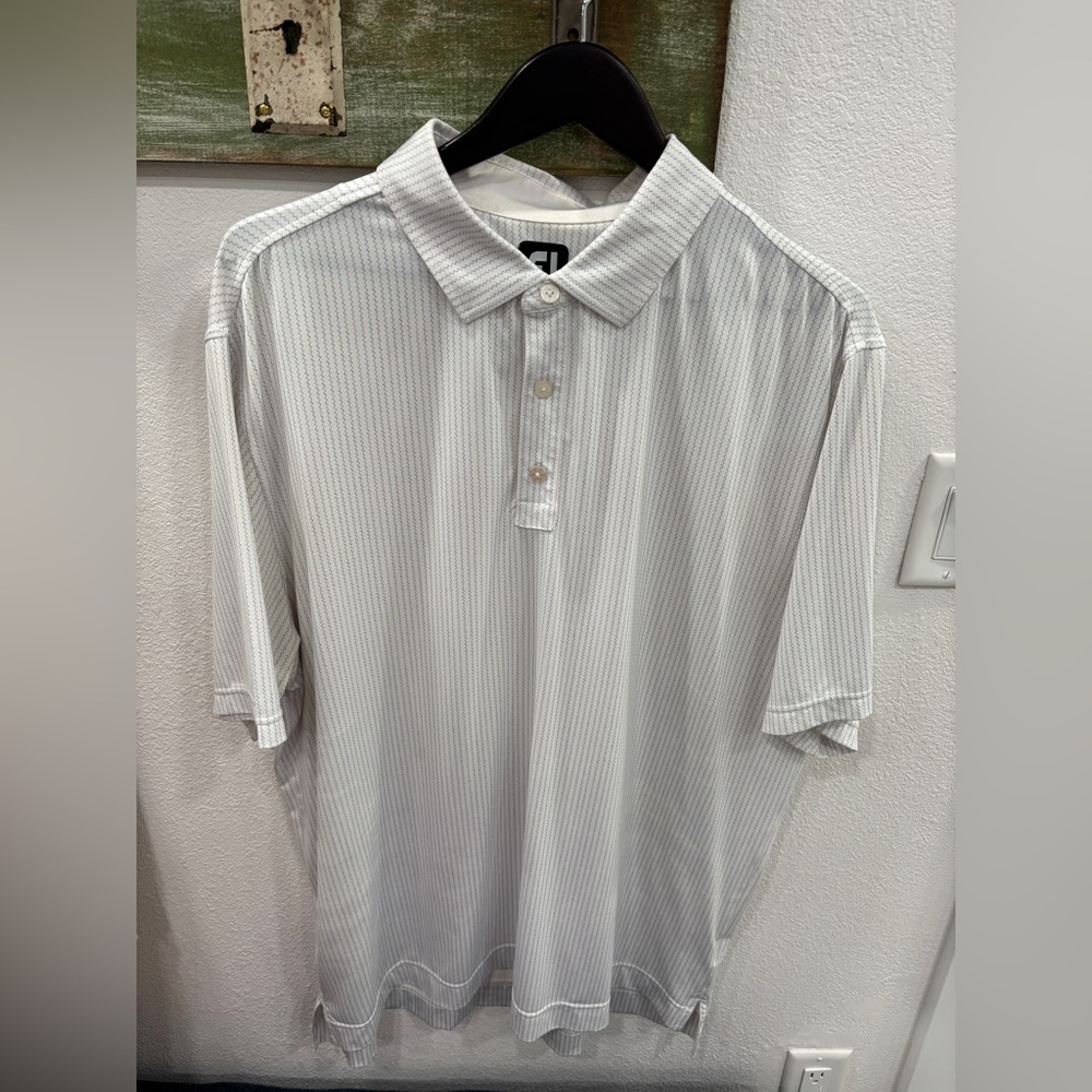 Classic White Polo Shirt with Relaxed Fit and Breathable Fabric
